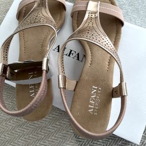 Woman’s sandals size 7 1/2